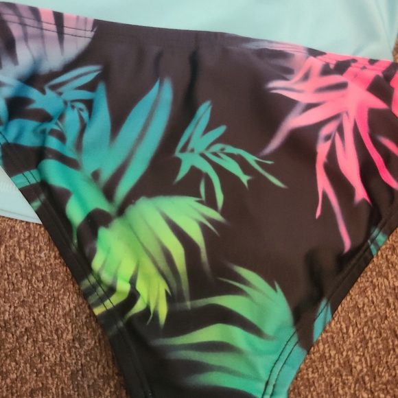 Size 5 Under Armour swimsuit good used condition - Picture 2 of 2